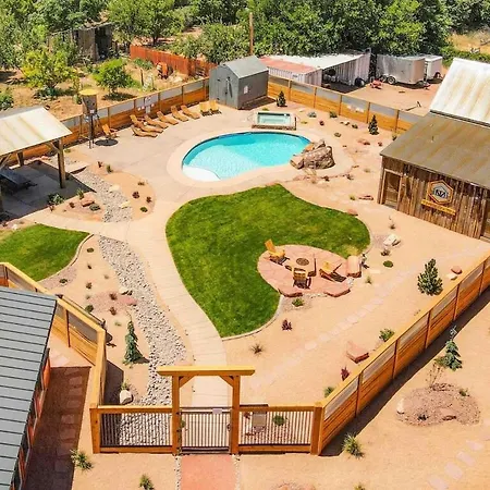 Timber & Tin F 2Bed 2Bath W Pool & Rooftop Deck